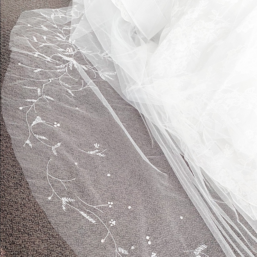 Monique Lhuillier Cathedral Veil - Picture 3 of 6